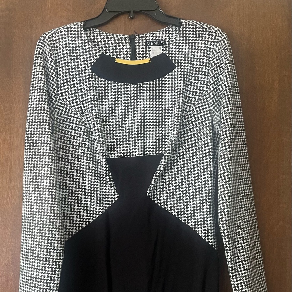 VENUS Black and White Sheath Dress with Raglan Sleeves